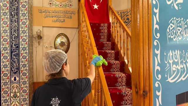 Aydın Büyükşehir Belediyesi'nden bayram öncesi camilerde temizlik