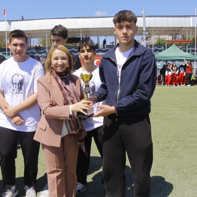 Bilecik'te derece elde eden öğrencilere kupa ve madalyaları verildi