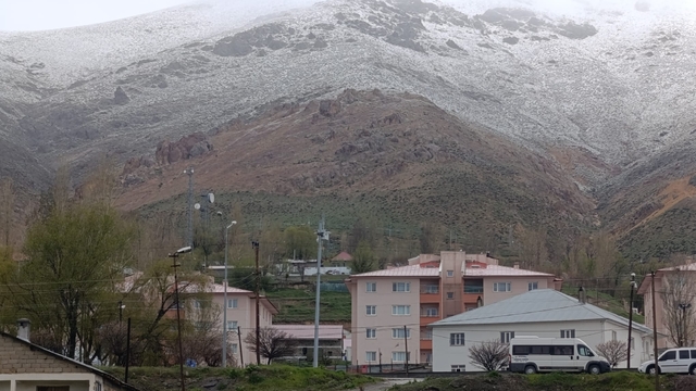 Başkale'de yüksek kesimlerde kar etkili oldu