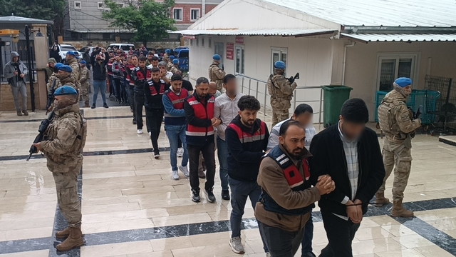 Şanlıurfa merkezli 7 ilde sahte çürük raporu operasyonu: 44 gözaltı
Gözaltına alınan zanlılar adliyeye sevk edildi