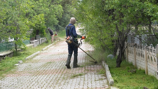 Elazığ'da Kurban Bayramı öncesinde, mezarlıklarda temizlik çalışmaları sürüyor