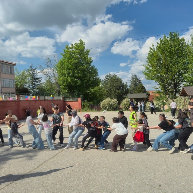 Neşeli Hayatlar Derneği, 19 Mayıs'ta çocukların yüzünü güldürdü