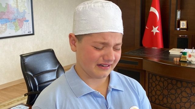 Birlikte hafız olduğu annesine gözyaşlarıyla teşekkür etti
Ağlayan evladı için kendi de hafız olan Büşra Keleş:
"Oğlumla ayetlerde buluştuk"