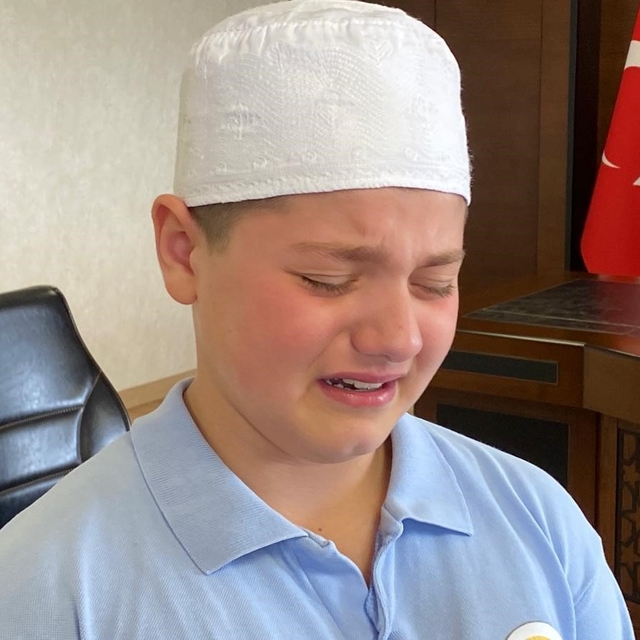 Birlikte hafız olduğu annesine gözyaşlarıyla teşekkür etti
Ağlayan evladı i...
