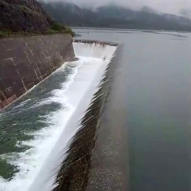 Yeşilırmak'ta taşkına neden olacağı öngörülen Almus barajı dolusavakında de...