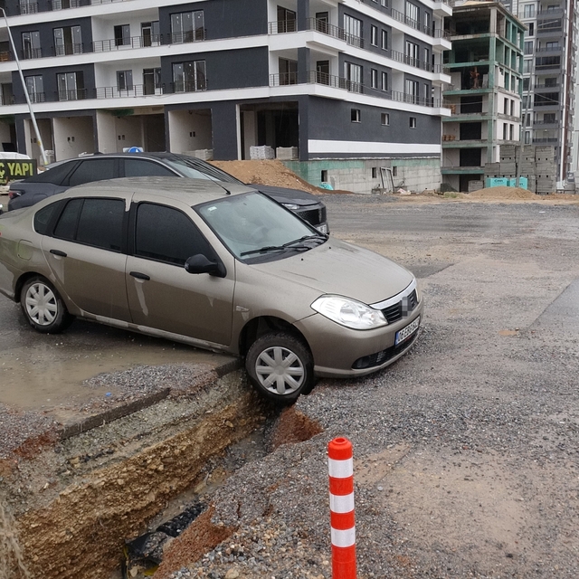 Malatya'da yol kenarındaki çukur kazalara neden oldu