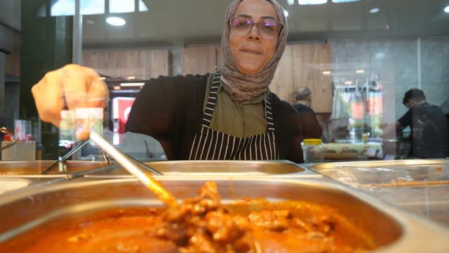 Evde başladığı yemek serüvenini işletmeye dönüştürdü
3 çocuğunun eğitimine destek oluyor