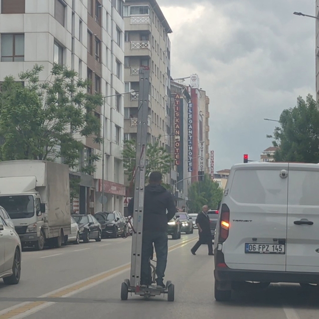Kendinden uzun merdiveni elektrikli scooter ile taşıdı