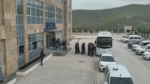 Yatırım vaadiyle dolandıran şebekeye operasyon: 18 tutuklama
Şüpheliler ve bunlar adına kurulan paravan şirketlere ait hesaplarda 1,2 milyar TL'lik işlem hacmine ulaşıldığı öğrenildi