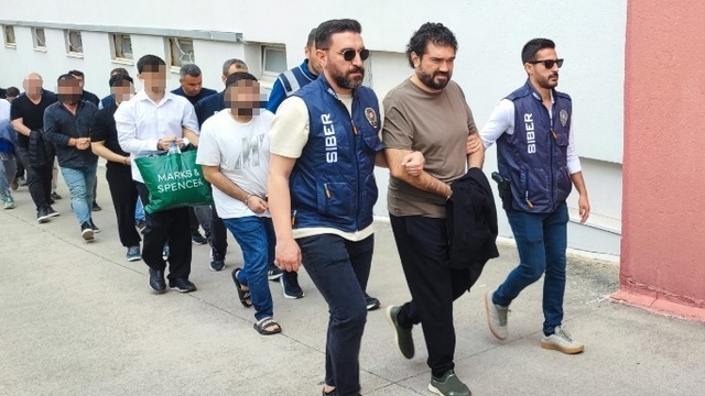 Cep telefonu şifresi kırıldı, bahis imparatorluğu çöktü
2024'de siber dolandırıcılık operasyonunda ele geçirilen cep telefonu sayesinde Rasim Ozan Kütahyalı'ya kadar uzanan yasa dışı bahis çekesi ortaya çıkartıldı
Organize suç örgütünün lideri Selahattin A.U., KKTC'yi operasyon merkezi olarak kullanırken 2022 yılında öldürülen Halil Falyalı ve çevresiyle yakın ilişkisi olduğu belirlendi