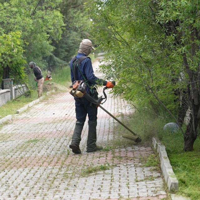 Elazığ'da Kurban Bayramı öncesinde, mezarlıklarda temizlik çalışmaları sürü...