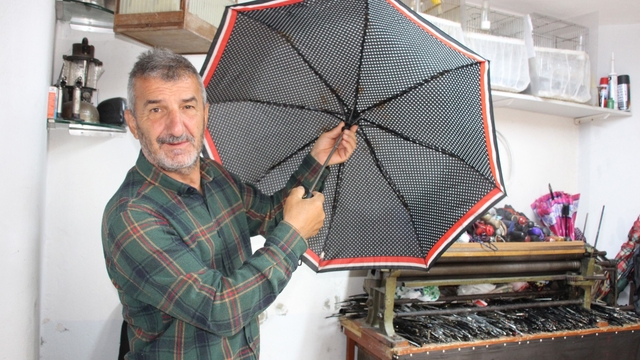 Yağmurun başkentinde 40 yıldır şemsiye tamir ediyor