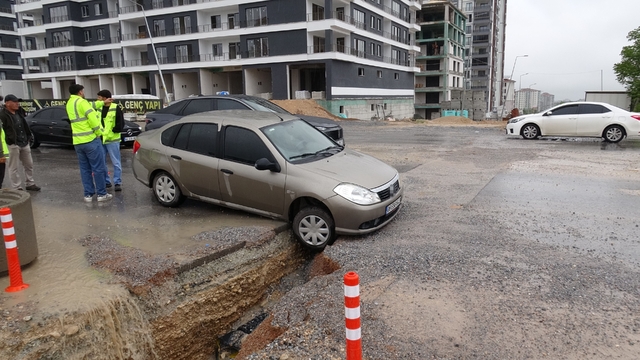 Malatya'da yol kenarındaki çukur kazalara neden oldu