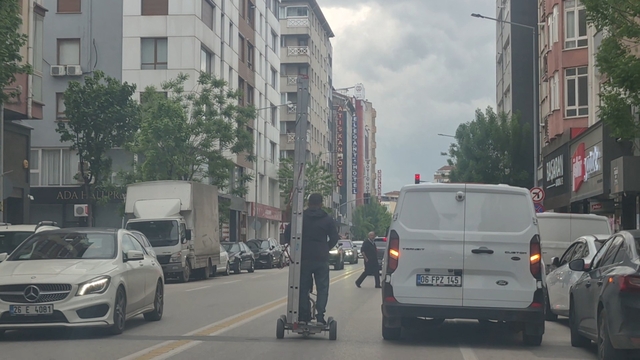 Kendinden uzun merdiveni elektrikli scooter ile taşıdı