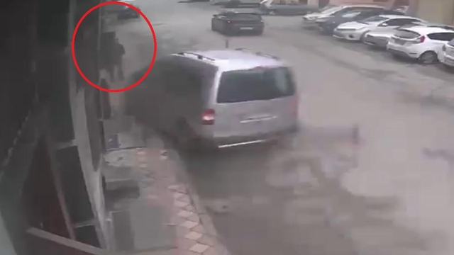 Hafif ticari aracın çarptığı 3 yayadan 1'i kurtarılamadı; kaza kamerada