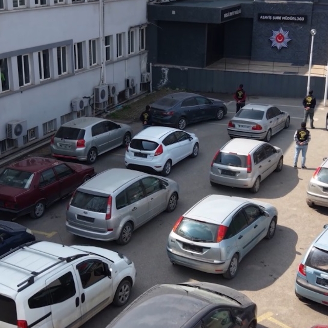 Bursa'da 'change' araç operasyonu: 28 araca el konuldu, 3 şüpheli tutukland...