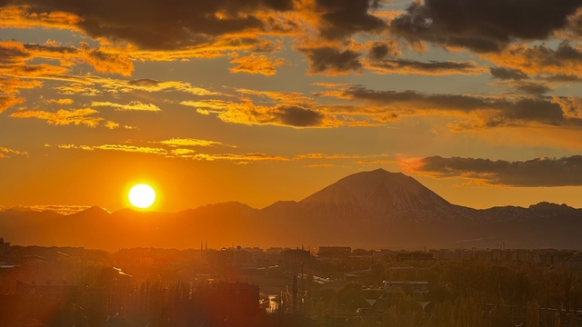 Ağrı'da gün batımı görsel şölen sundu