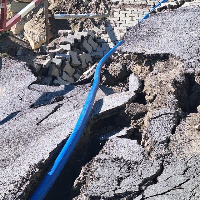 Büyükşehir, heyelan yaşanan Yeşilhisar Akköy Mahallesi'nde geoduvar yapımın...