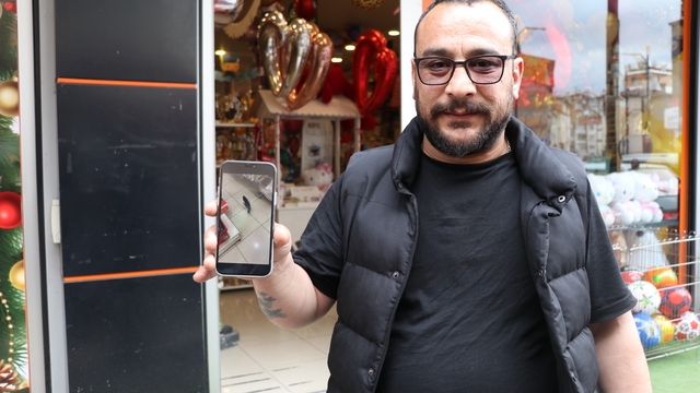 Yağmurdan kaçan yavru karga iş yerine sığındı
Müşteri gibi reyonların arasında gezen karga, iş yeri sahibi tarafından yakalanıp Doğa Koruma ve Milli Parklar Müdürlüğü ekiplerine teslim edildi