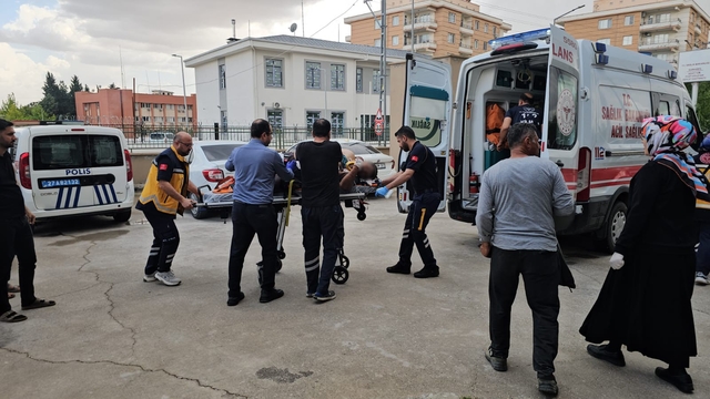 Çalışma yaparken elektrik direğinden düşen işçi yaralandı