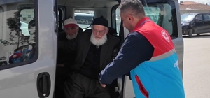Erzincan'da öğrencilerden yaşlılara bayram bakımı