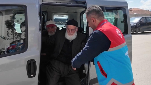 Erzincan'da öğrencilerden yaşlılara bayram bakımı