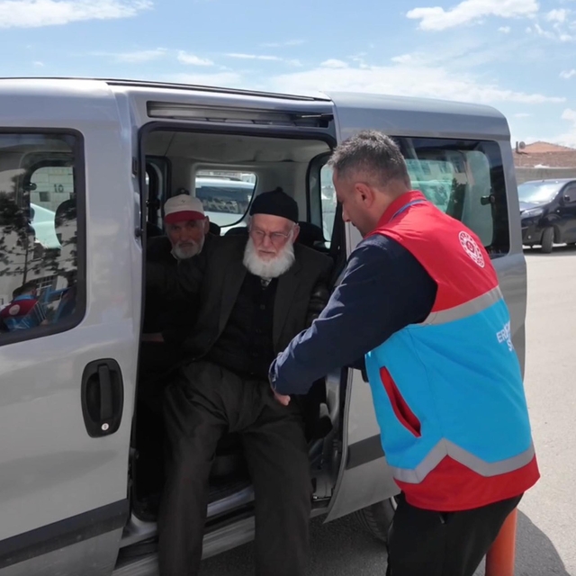 Erzincan'da öğrencilerden yaşlılara bayram bakımı