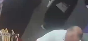 Tanınmamak için çarşaf giyip peçe takan yankesiciler, taksiyle kaçarken yak...