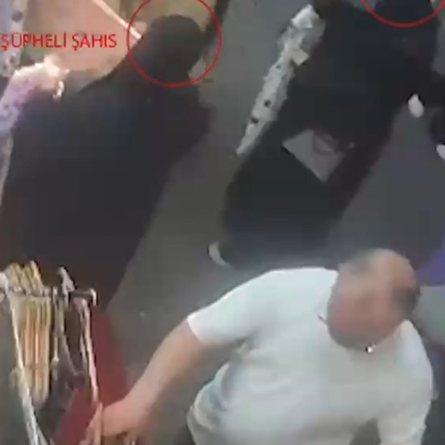 Tanınmamak için çarşaf giyip peçe takan yankesiciler, taksiyle kaçarken yak...