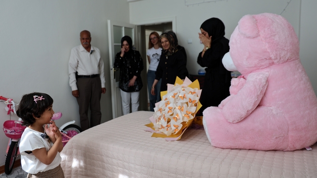 Elazığ seferber oldu: Minik Zeynep ve dedesi yeni evlerine kavuştu