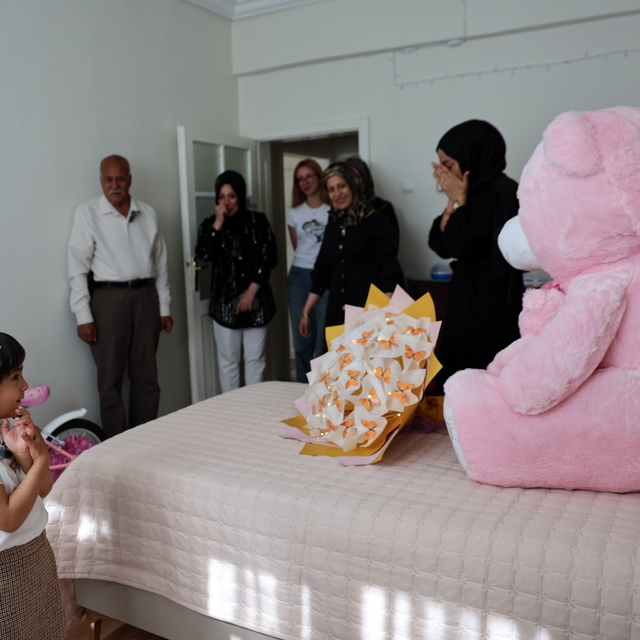 Elazığ seferber oldu: Minik Zeynep ve dedesi yeni evlerine kavuştu
