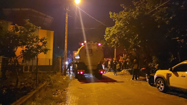 Kozan ilçesinde yangın çıkan evin damında mahsur kalan 6 kişi kurtarıldı