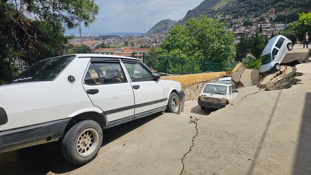 Hatay'da Asi Nehri taştı, sağanakta köprü ve yollar ile bir ev çöktü; 2 ölü, 3 yaralı (2)