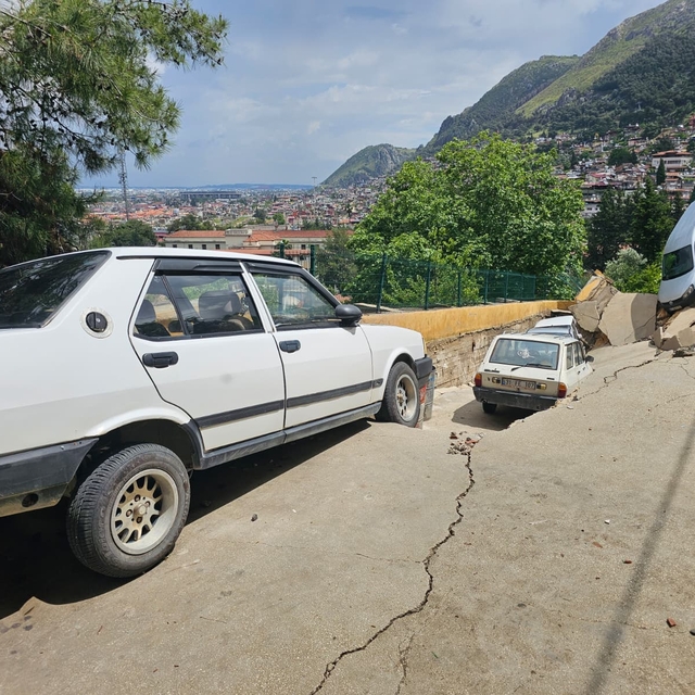 Hatay'da Asi Nehri taştı, sağanakta köprü ve yollar ile bir ev çöktü; 2 ölü...