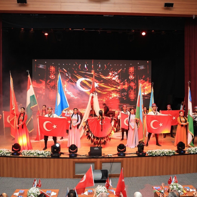 Türk Dünyası gösterisi büyüledi