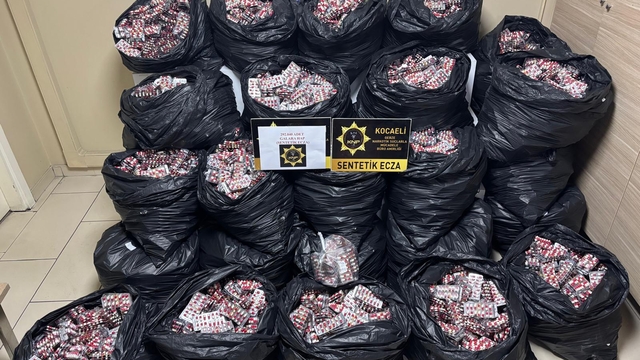 Kocaeli'de bir kamyonette 300 bin sentetik ecza hap ele geçirildi