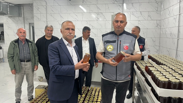 Türkiye Arı Yetiştiricileri Merkez Birliği Genel Başkanı Demir: "Ani hava değişimleri arılarımızda ciddi hastalıklara neden oluyor"