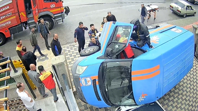 Kargo aracı otomobilin üzerine devrildi, yardıma motokurye koştu
Yaralının yardımına sağlıkçı motokurye koşarken, kaza anı kameralara yansıdı