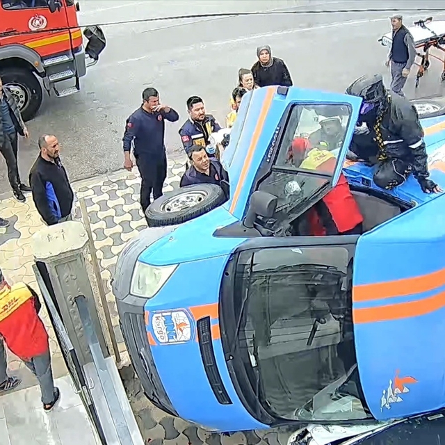 Kargo aracı otomobilin üzerine devrildi, yardıma motokurye koştu
Yaralının...