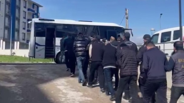 Polisten dolandırıcılara darbe, vatandaşı yine polis-savcı rolünde kandırdılar
Erzurum merkezli operasyonda 12 ilde 25 vatandaşı dolandırarak 19 milyon TL'den fazla haksız kazanç sağlayan 23 şüpheli yakalandı