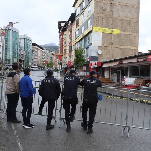 Hakkari'de temel kazısı paniği: Kayma sonucu iş yerleri mühürlendi