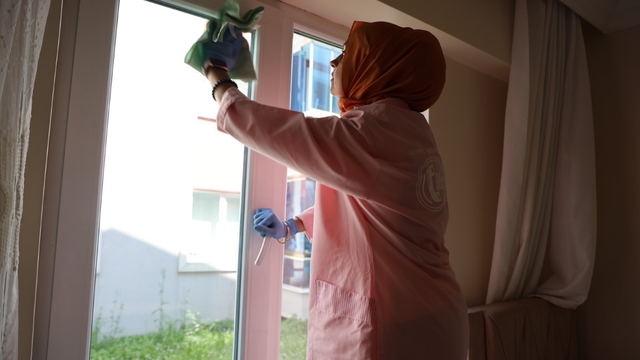 Kartepe'de "Alo Evlat" ekipleri yaşlıları bayrama hazırlıyor
