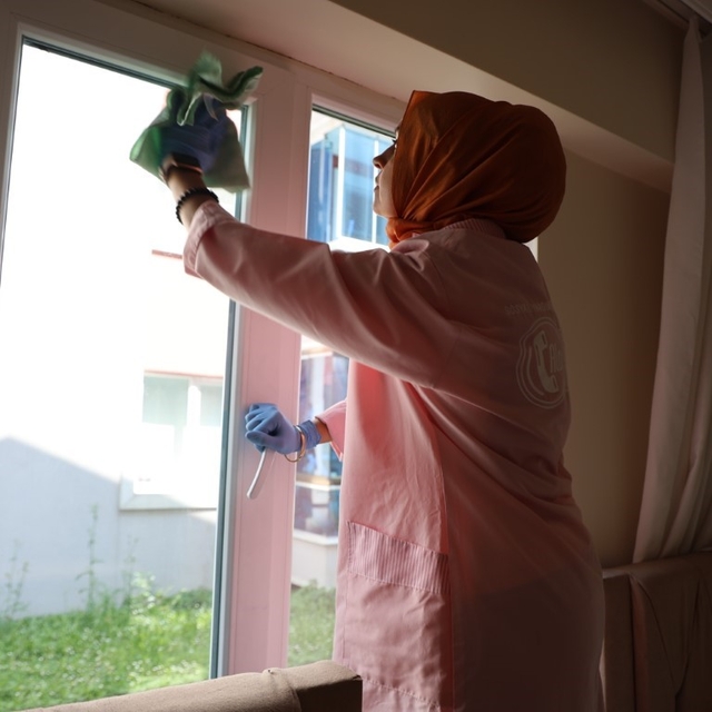 Kartepe'de "Alo Evlat" ekipleri yaşlıları bayrama hazırlıyor