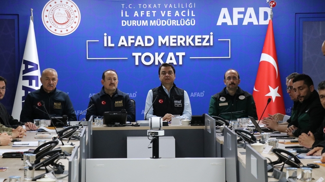 Tokat'ta 15 bin kişi güvenli alanlara tahliye edildi
AFAD Başkanı Ali Hamza Pehlivan:
"Bütün afetlerde olduğu gibi burada sadece müdahale değil, müdahale çalışmalarıyla risk azaltma çalışmaları eşgüdüm içerisinde gerçekleştirildi"