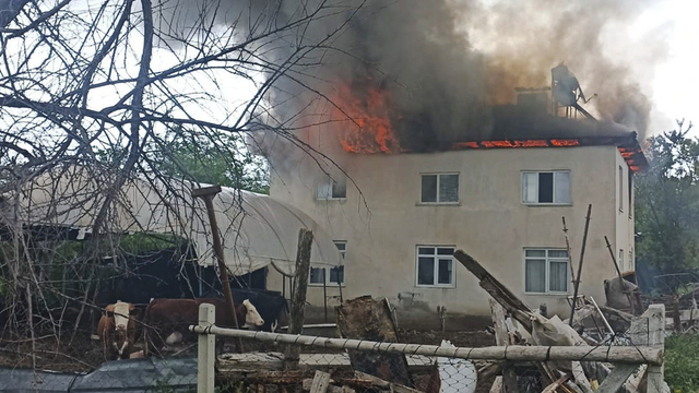 Anahtarı üzerinde bırakılan taksiyi götürmeye çalışmıştı, bu kez ailesinin evini yaktı