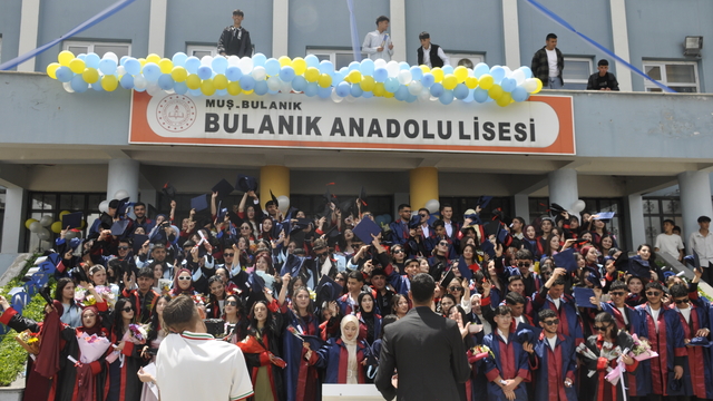 Bulanık'ta lise öğrencilerinin mezuniyet sevinci