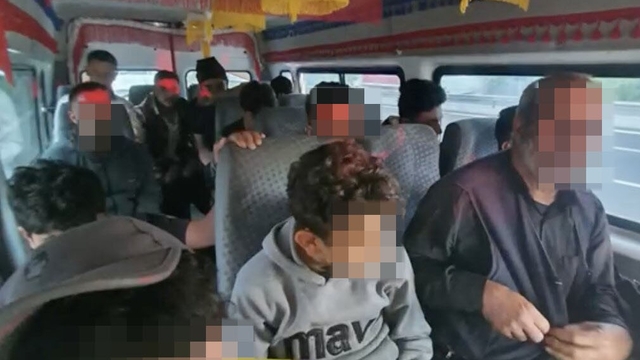 Durdurulan araçtan 15 düzensiz göçmen çıktı: Sürücü cezaevine gönderildi