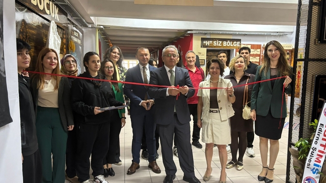 Edirne'de kültürel hafızaya yolculuk: Trakya Kelime Müzesi açıldı
Trakya'nın unutulmaya yüz tutan kelimeleri müzede yaşatılıyor
Trakya'nın renkli dili öğrencilerin emeğiyle müzeye dönüştü