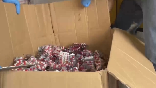 Kamyonetin kasasından 300 bin sentetik ecza hap ele geçirildi