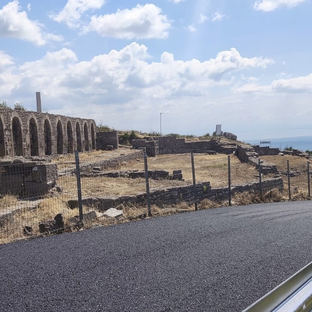 Çanakkale'de Assos Antik Liman Yolu'nda sıcak asfalt dökme çalışmaları başl...